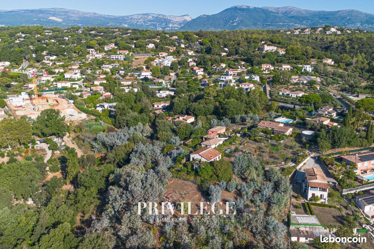 Terrain 3466 m² · à Biot · 3 466 m² · 990 000 €