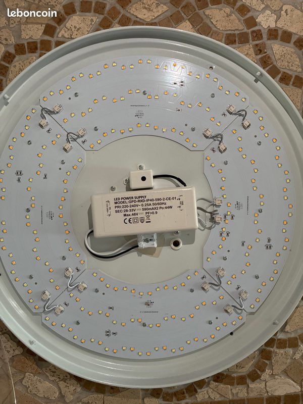 Titre : Plafonnier LED Inspire avec Télécommande (image 3)