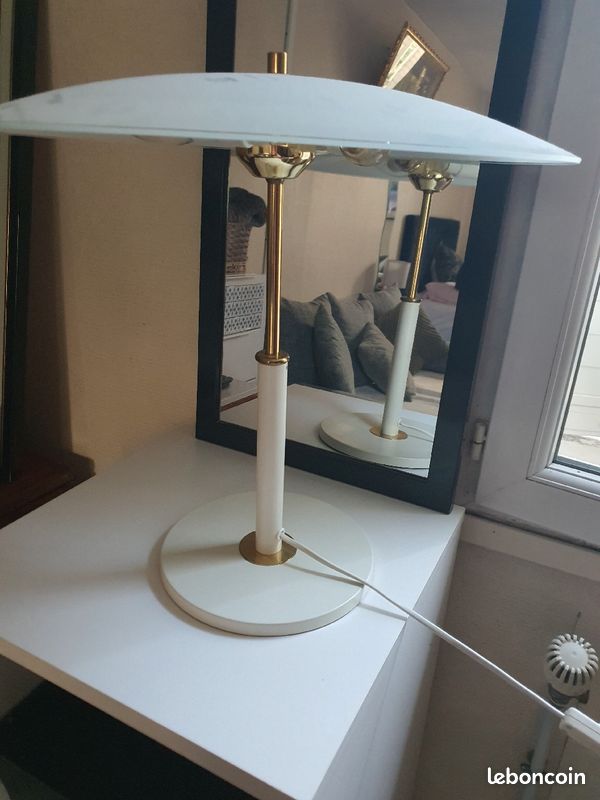 Lampe de table vintage suédoise pour IKEA 1970 couleur Blanc, Or, Transparent.
Matériau
Laiton, Verre
Matériau
Laiton, Verre