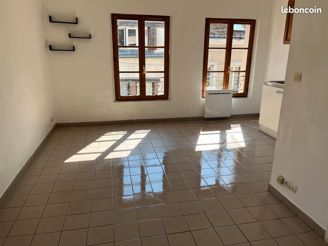 Appartement 1 pièce 25 m² · à Nogent-le-Roi · 25 m² · 340 €/mois
