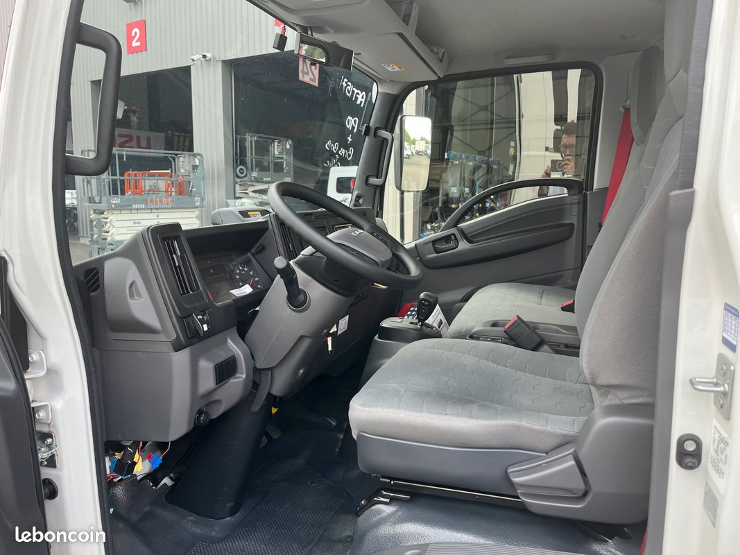 M30 2 Isuzu m30 5.2l 190ch bva polybenne + coffre - Utilitaires