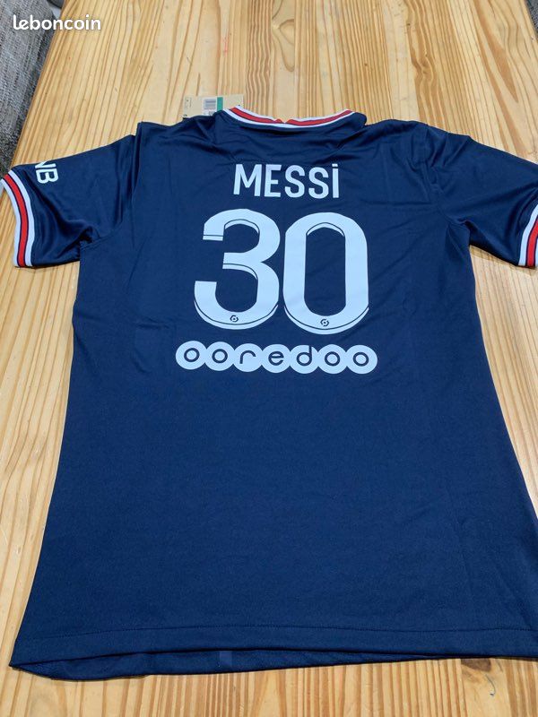 Des maillots du PSG floqués au nom de Messi sont déjà en vente