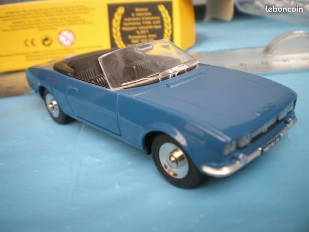 Dinky Toys 1423 - PEUGEOT 504 Cabriolet Bleu Foncé - Échelle 1:43 - Atlas