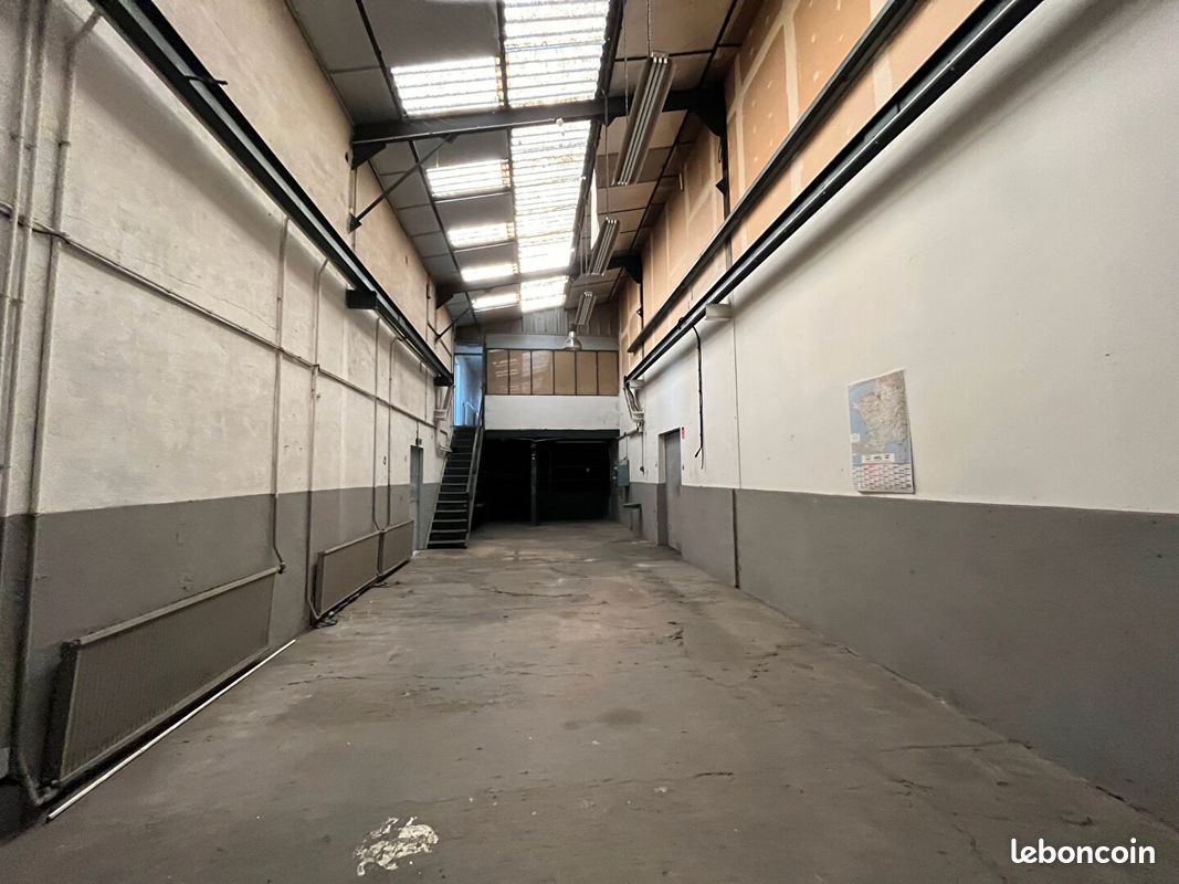 Local 207 m² RIORGES (image 2)