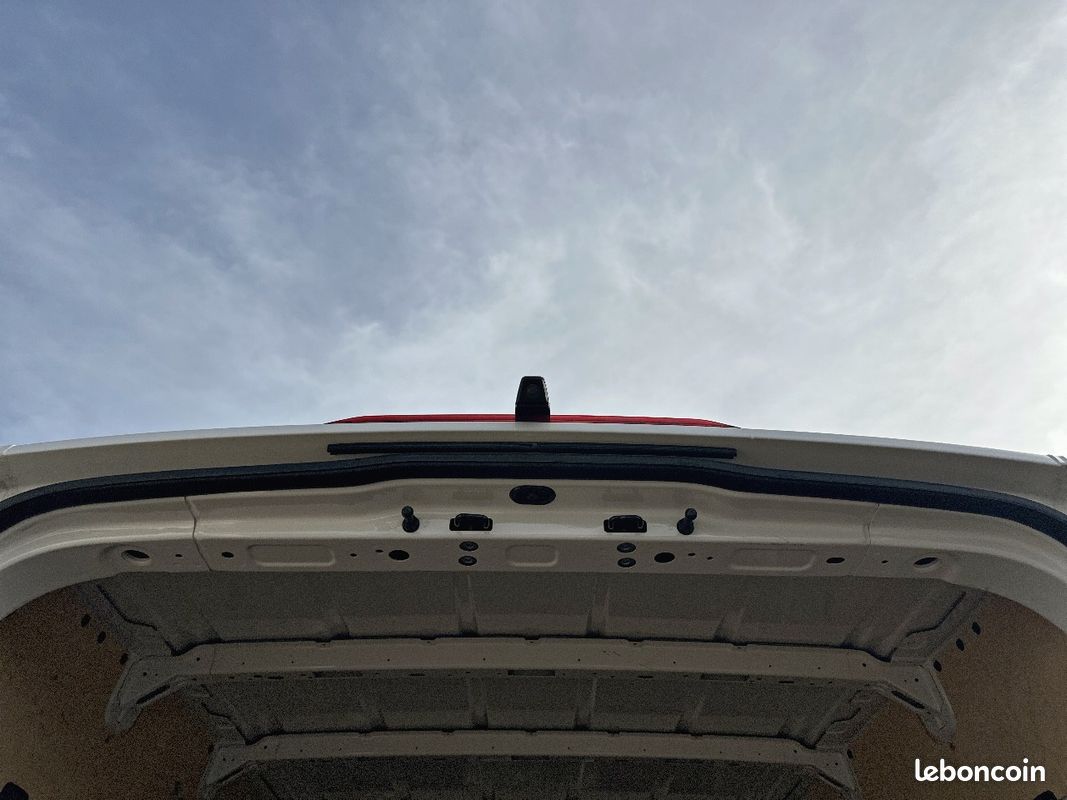 Volkswagen Crafter L3H3 (image 9)