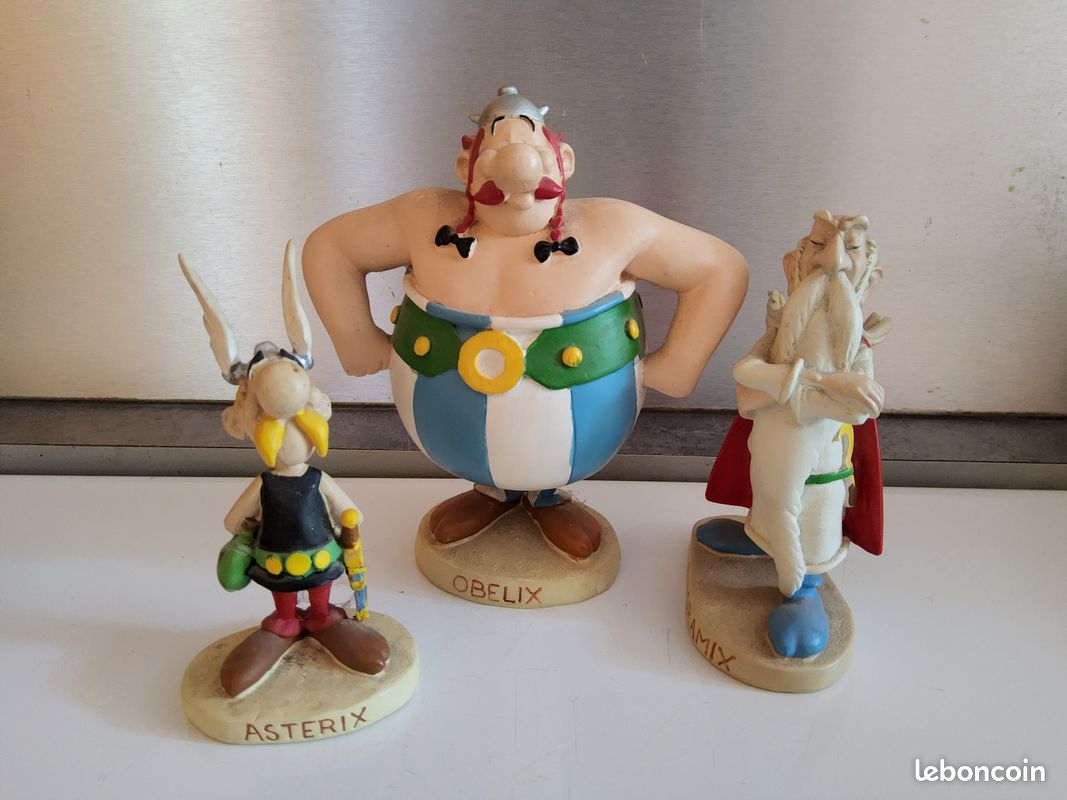 Plastoy Figurine Obélix avec pile d'albums : préparez les soldes d'été