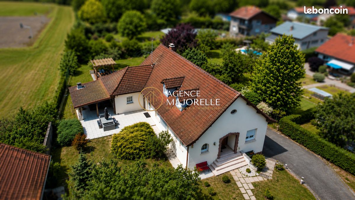 Maison 9 pièces 221 m² · à Charmes · 221 m² · 379 000 €