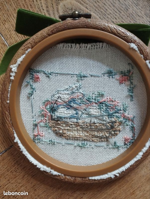 Cadre rond avec broderie point de croix 'Lapin dans son panier' (image 3)