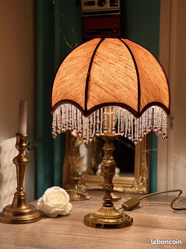 Lampe vintage en laiton – abat-jour perlé rose – très belle pièce (image 1)
