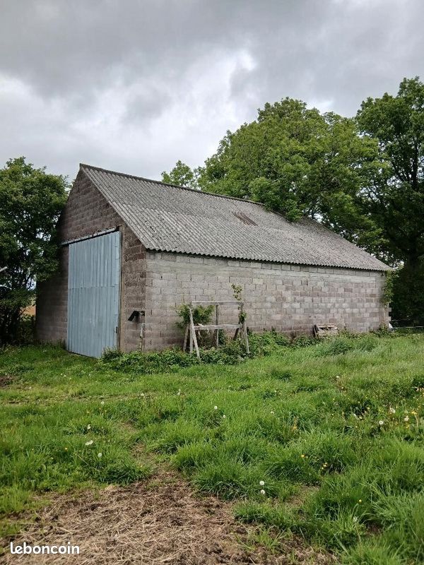 Hangar sur terrain de 5000m2 · à Prondines · 11 000 €
