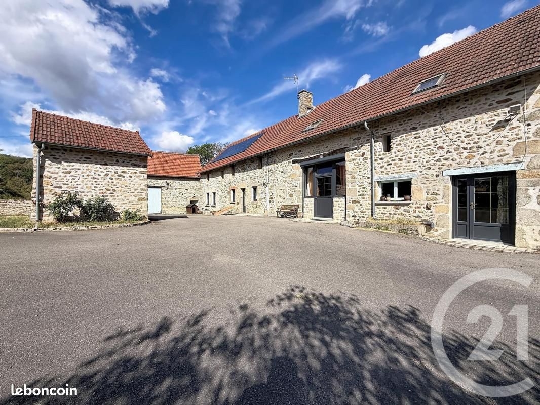 Maison 9 pièces 260 m² · à Jouillat · 260 m² · 185 000 €
