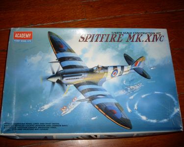 Maquette Avion Spitfire Mk-XIVc Academy à L'Échelle 1:48 - Modèle Militaire à Monter