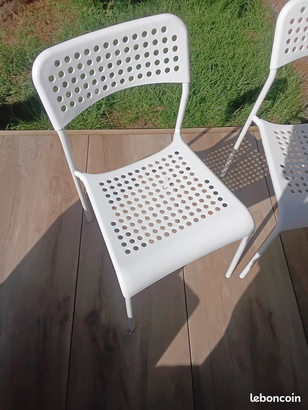 Deux chaises blanches (image 1)