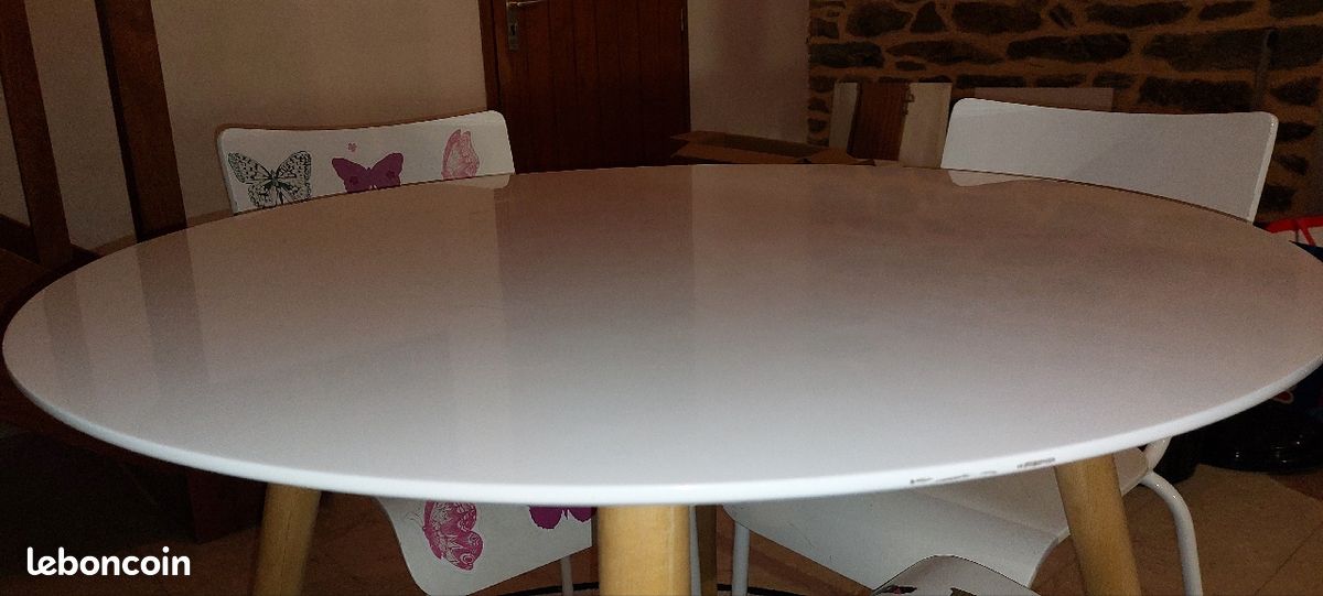 Table scandinave ronde sans les chaises (en option) (image 3)