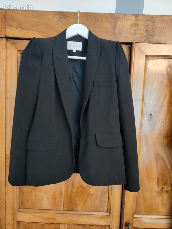 Veste Claudie Pierlot en excellent état, noire en taille s. Vous serez parfaite pour Noël.. (image 1)