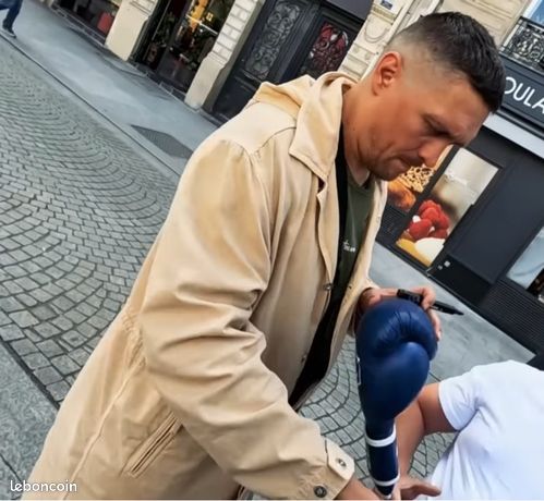 Gant de boxe signé Oleksandr Usyk avec certificat d'authenticité