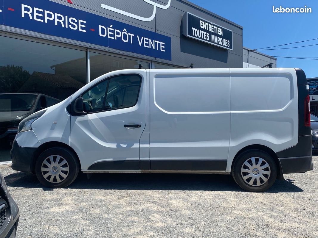 Renault TRAFIC III Fourgon L1H1 1000 1.6 dCi 90 cv / Attelage / 3 places / Air ventilé (image 23)