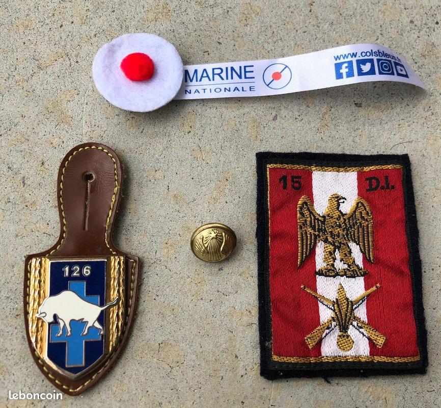Lot objets militaires : magnet , insigne , écusson , bouton (image 1)