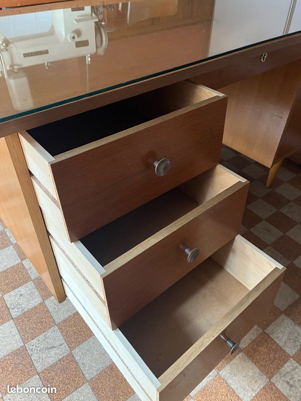 Bureau vintage en bois avec plateau (D'occasion) à Marly pour CHF 22