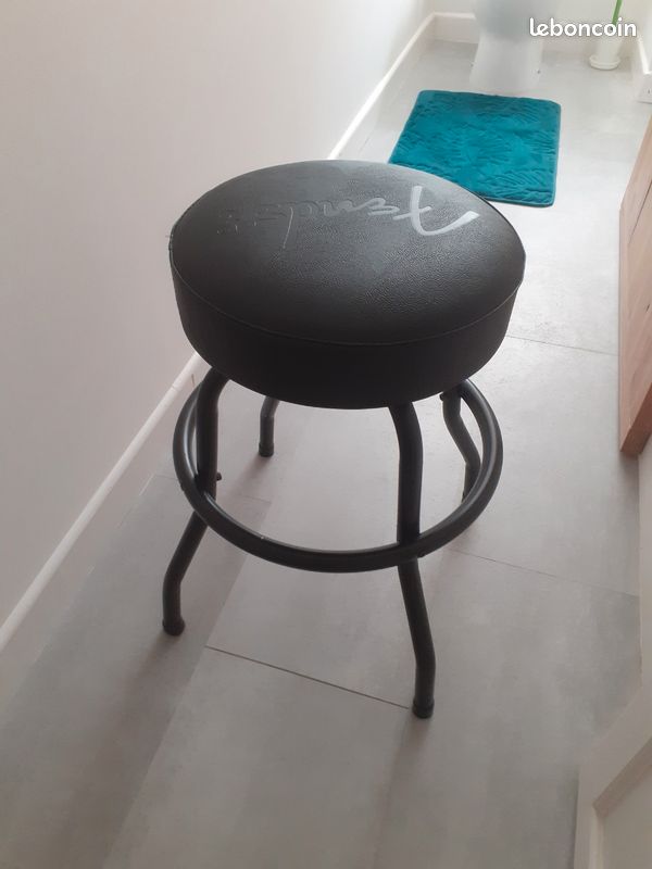 Chaise tabouret tournant Fender pour guitare guitariste (image 1)