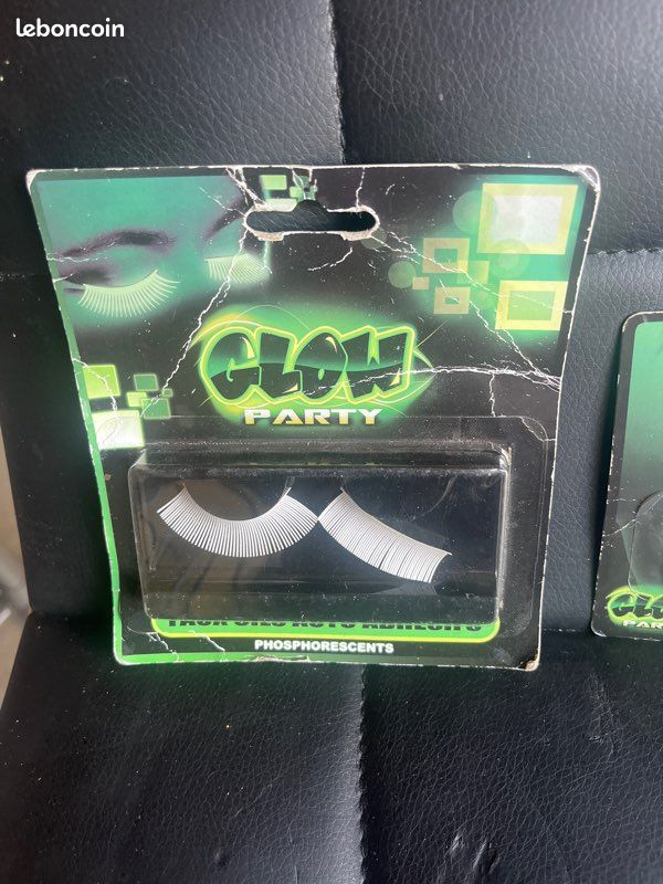 Moustache et faux cils phosphorescents (image 2)