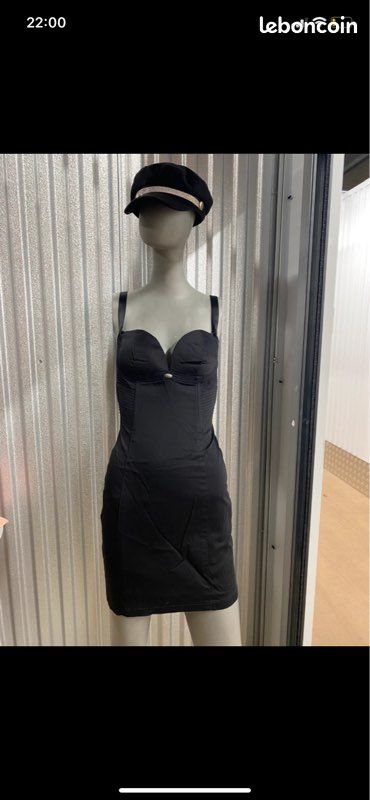 Robe noire moulante Guess neuve avec étiquette taille S Vêtements