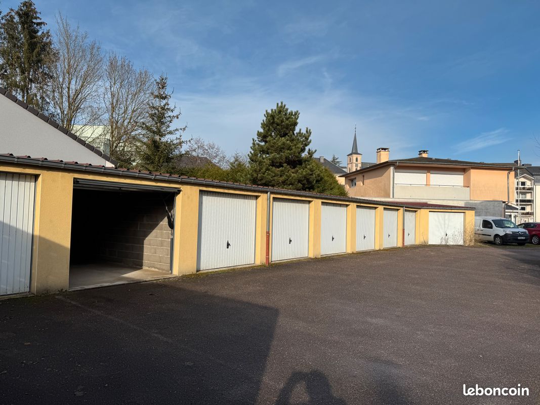 Garage fermé MONDORFF · 200 €/mois