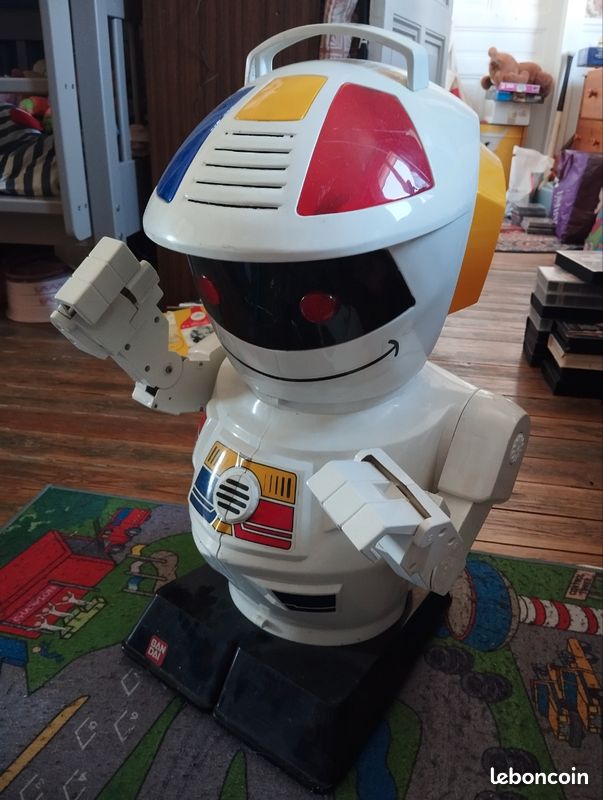 Robot majordome Emilio Bandai 90s — Prêt à servir (ou presque ) (image 1)