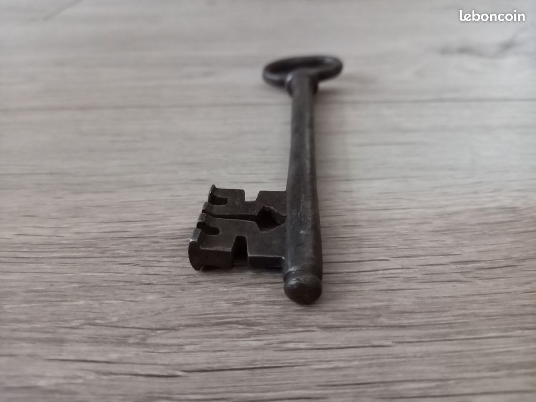 Ancienne Clé En Fer Forgé - XVIIème Siècle - Porte Ou Serrure