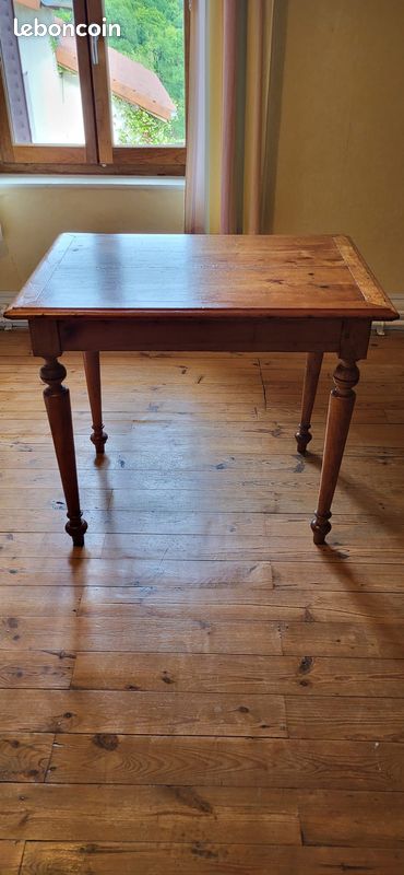 Table en bois (image 1)