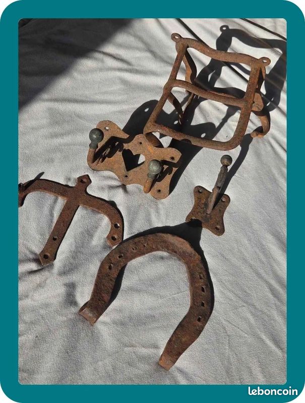 Lot ancien matériel d’écurie en fer forgé – porte-selle, crochet et fer à cheval (image 1)