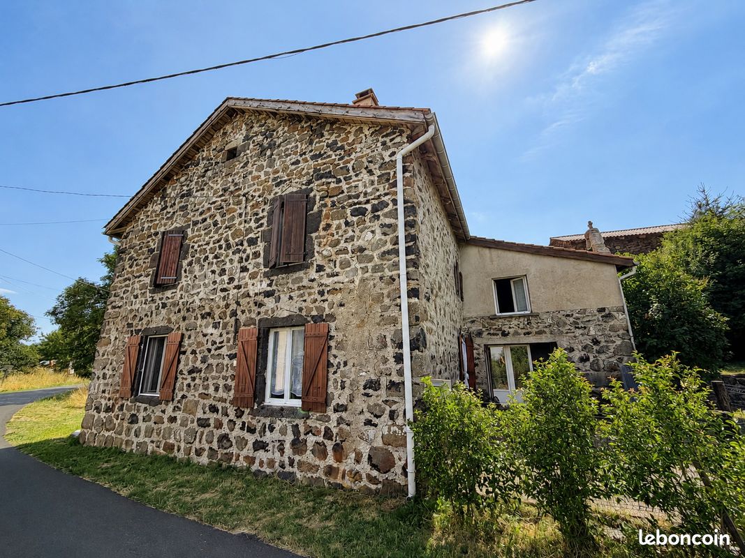Maison 6 pièces 143 m² · à Présailles · 143 m² · 148 000 €