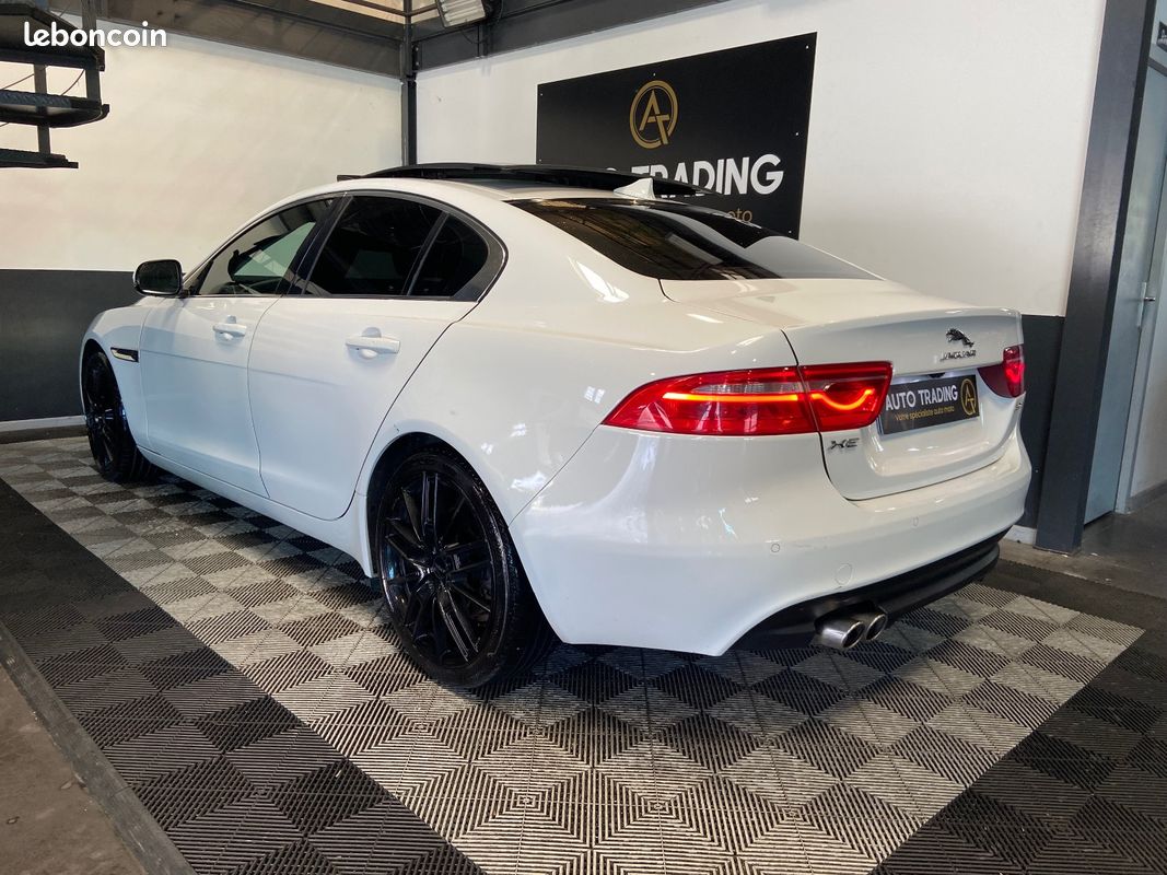 JAGUAR XE XE 2.0 D - 180 ch BVA Pure - TOIT OUVRANT - CAMERA DE RECUL - SIEGES ELECTRIQUES (image 6)
