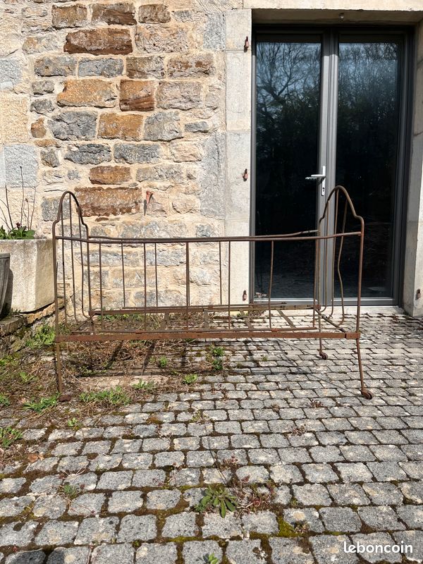Lit d'enfant ancien en fer forgé (image 1)