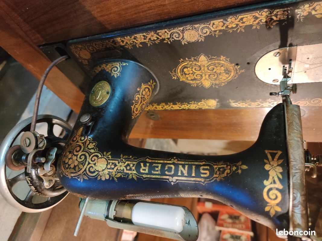 Machine à coudre Singer ancienne dans meuble (image 1)