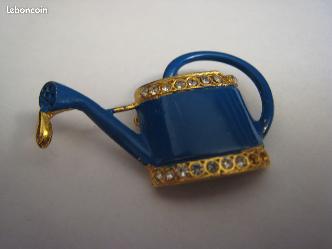 Broche Vintage émaillée Fleur Soleil Avec Strass Bleus - Étain Ajouré - Occasion