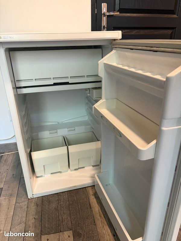 Frigo Ariston Top avec Compartiment Congélateur - Bon État, Propre (image 2)