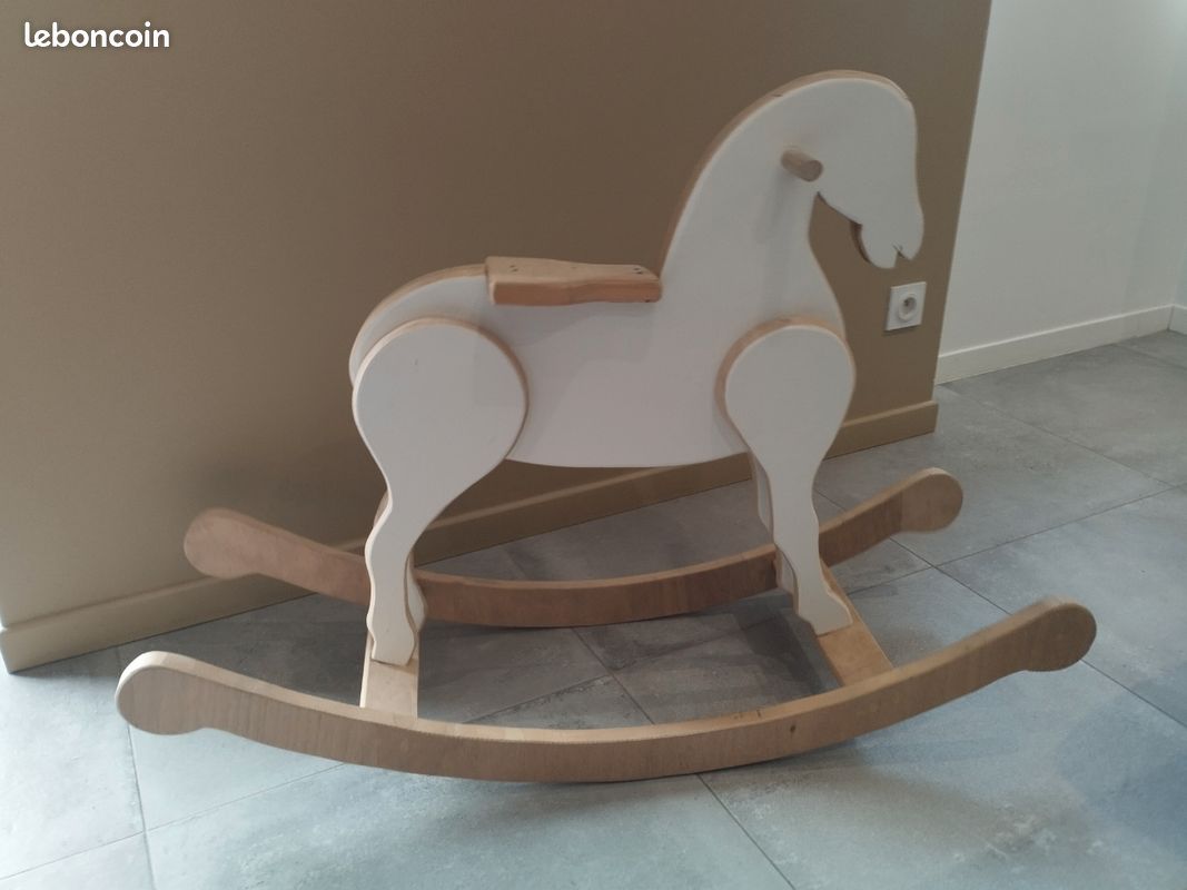 Cheval à bascule (image 1)