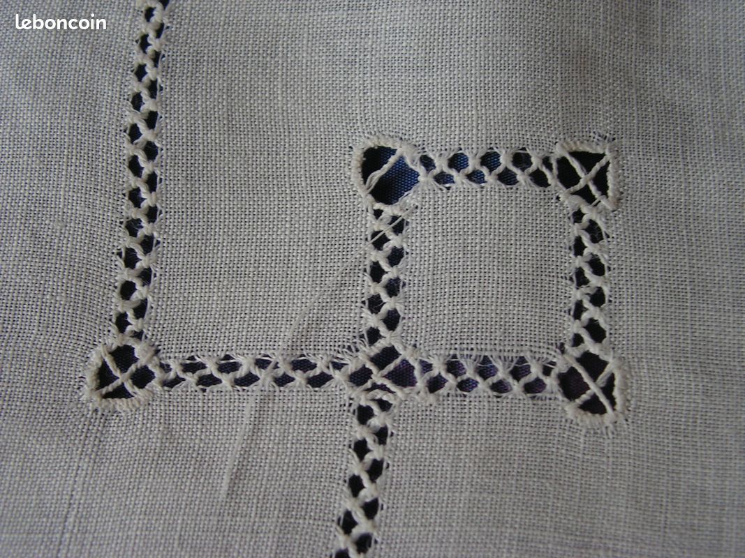 DEUX ANCIENS NAPPERONS brodé mains (image 2)