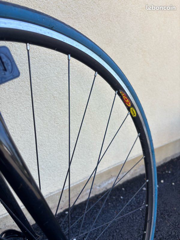 Vélo de route Décathlon – Groupe Shimano 105 / Jantes Mavic (image 2)