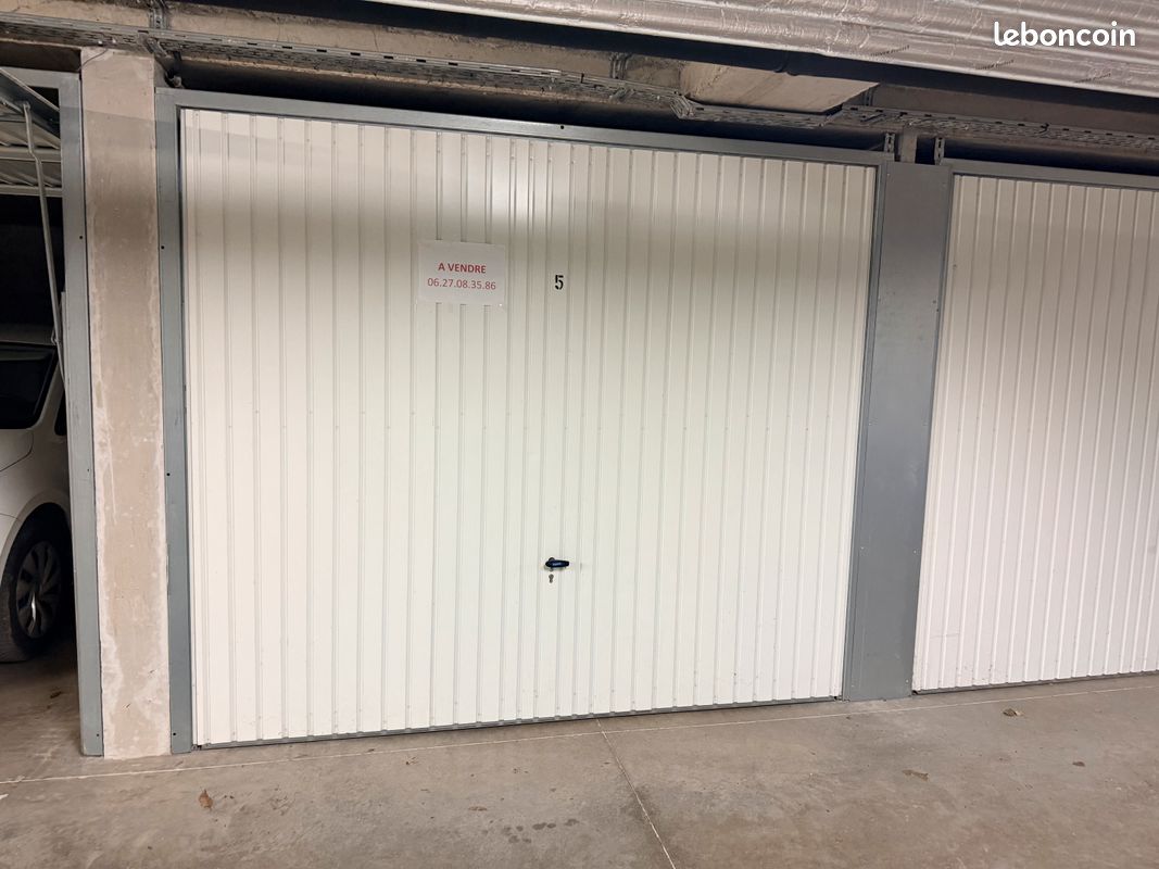 Box de garage fermé avec électricité et espace de rangement · à Chassieu · 20 000 €