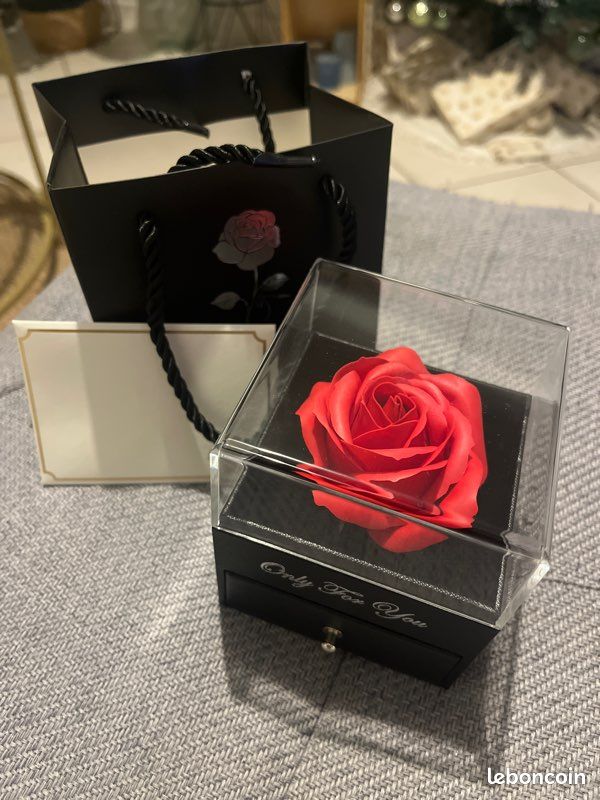 Coffret cadeau rose éternelle et collier (image 1)