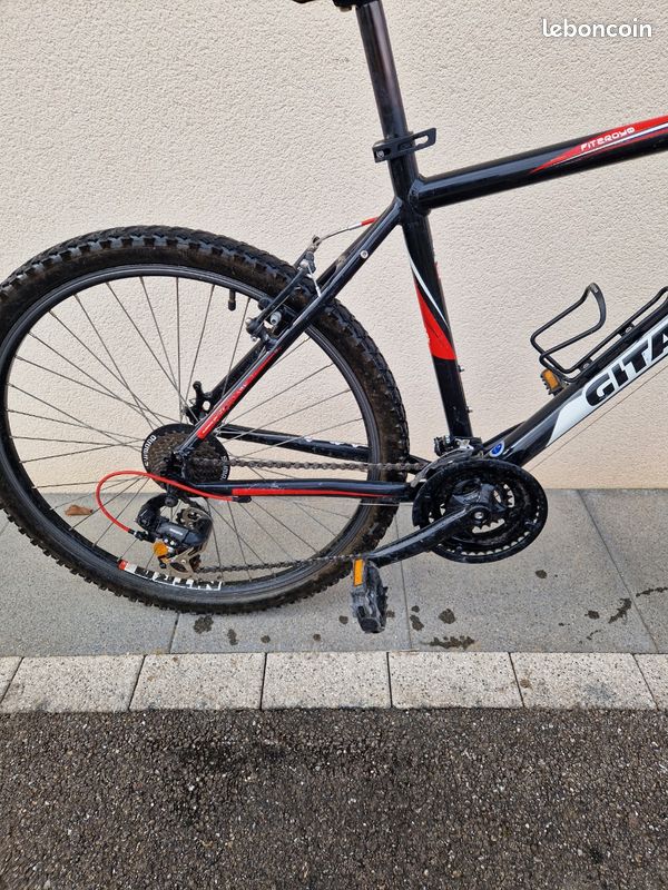 VTT Gitane Fitzroy 2.5 Sport noir et rouge en bon état, 26 pouces - Vélos