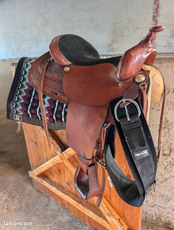 Selle en cuir sculptée outillage fait main neuve de dressage tout usage Selle en cuir sculptée outillage fait main neuve de dressage tout usage