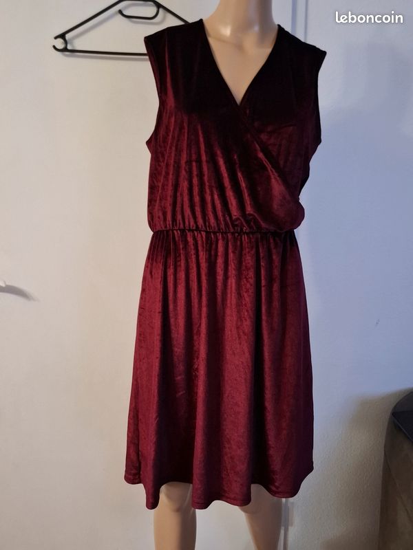 Robe en velours bordeaux camaieu taille 38 en très bon état