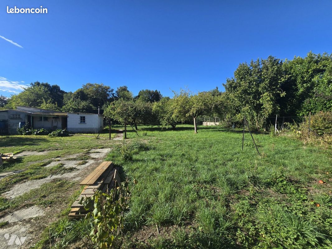 Terrain 3295 m² · à Saint-Quentin · 3 295 m² · 33 000 €