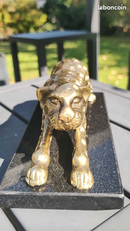 Figurine Jaguar/Léopard se faufilant vers sa proie, en aluminium doré sur socle marbre noir 20x9 cm (image 3)