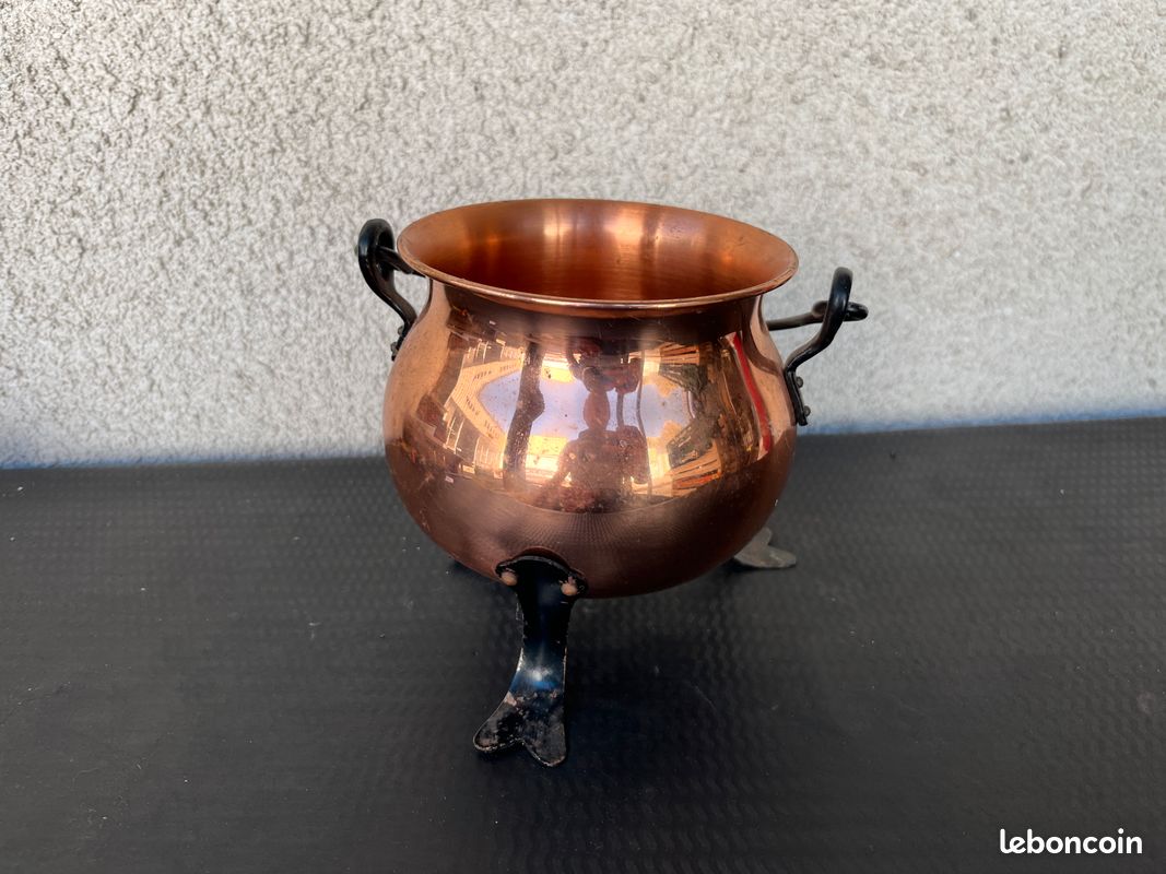 Petit chaudron décoratif en cuivre sur trépied (image 2)