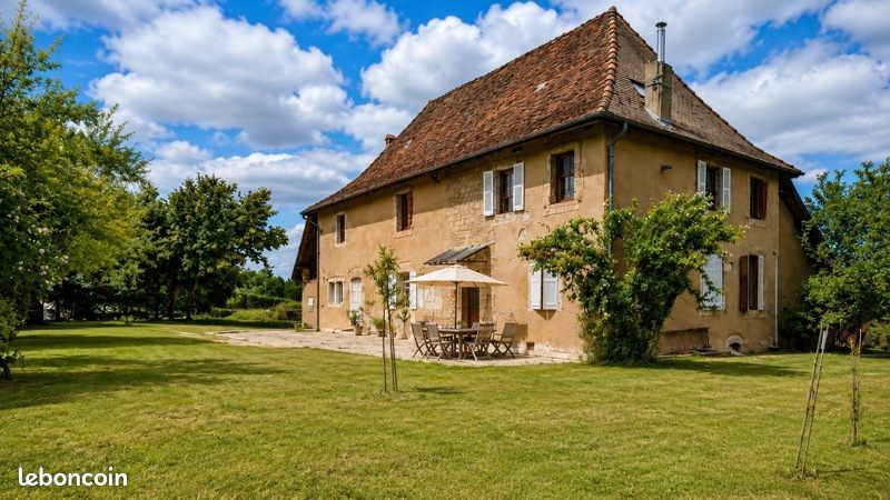 Maison 8 pièces 209 m² · au Pont-de-Beauvoisin · 209 m² · 300 000 €