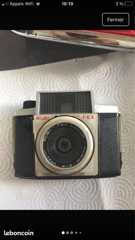 Ancien appareil photo avec pochette en cour (image 1)